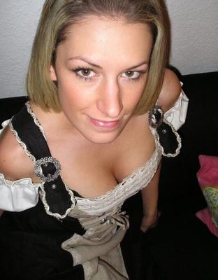 Blonde MILF mit großen Titten posiert