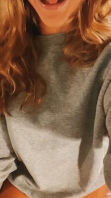 Rousse aux petits seins sur son lit