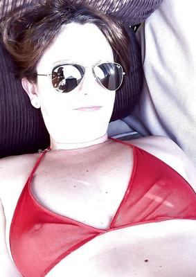 Lynn, une MILF mature, montre son soutien-gorge et son bikini - non nue