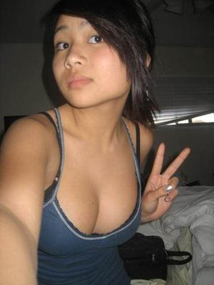 Sexy asiática adolescente con cuerpo apretado