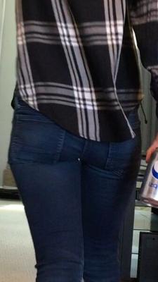 Aquela bunda linda da minha irmã mais velha em jeans apertados