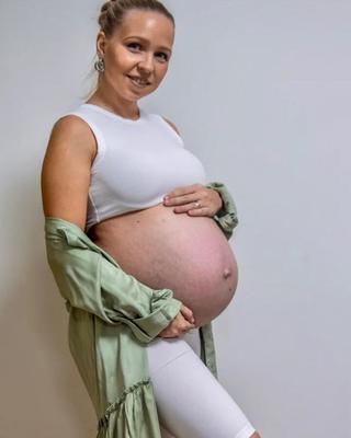 pretty young mom Elinka pregnant