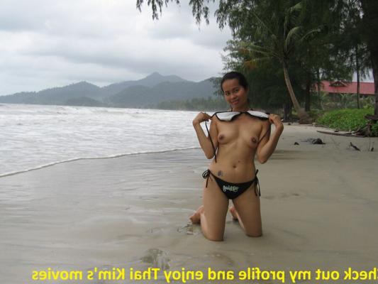 Thai Kim muestra sus pequeñas tetas en una playa de Tailandia