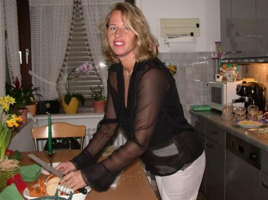 Amateur-MILF spielt zu Hause mit sich selbst herum