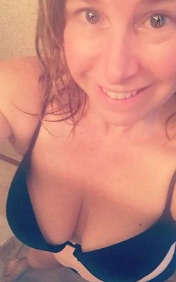 Real amateur mature mom makes selfies at home