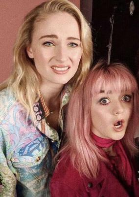 Sophie Turner E Maisie Williams 2