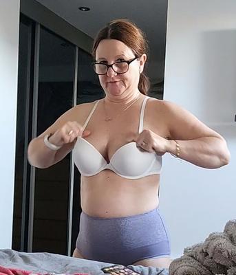 Choose a pic to see this mature milf show her tits