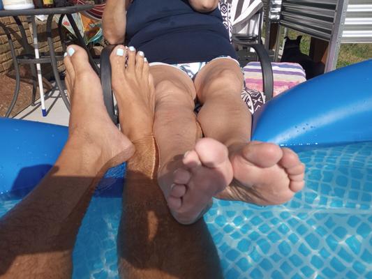 Fetiche de pies en la piscina, suelas y dedos de los pies.