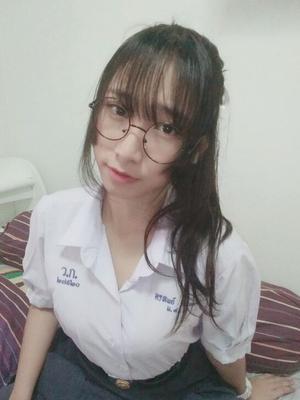 Se déshabiller, un nerd mignon de l'université thaïlandaise