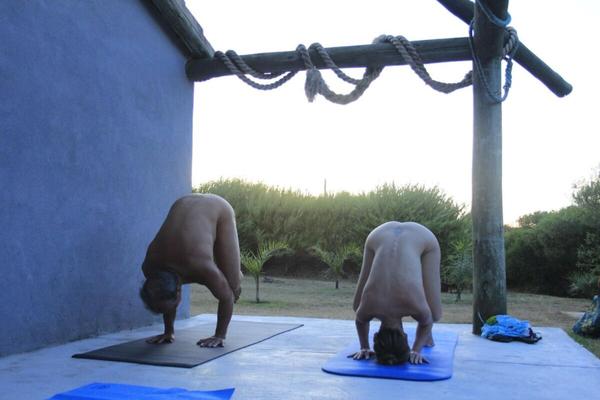 Naked Yoga: garotas flexíveis que se alongam e dobram 07