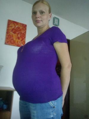 Femme enceinte mignonne et naturelle presque NN