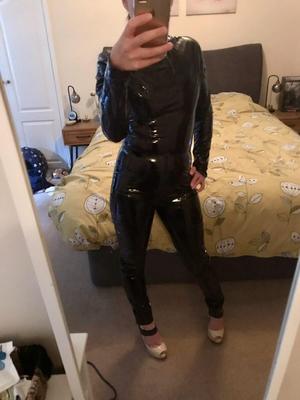 La femme habillée pour impressionner en latex et en lingerie