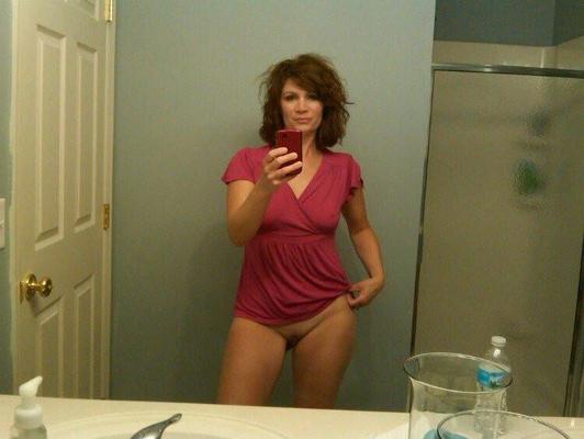  REDHEAD MILF BATHROOM SELFIES